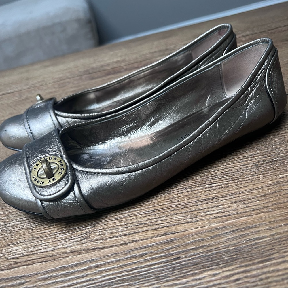 MARC JACOBS pewter metallic turnlock logo flats shoes - Picture 4 of 10